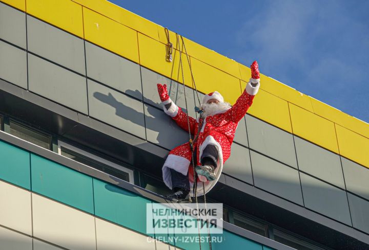 Альпинисты в Челнах переоделись в Дедов Морозов и спустились к детям в больницу