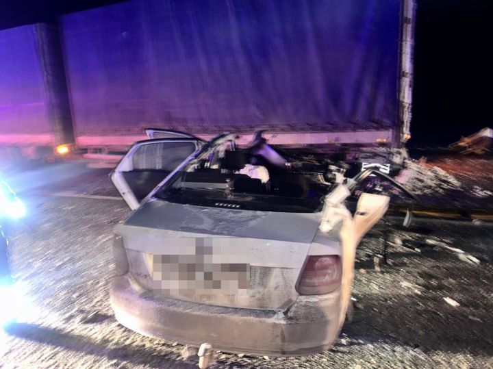 В Татарстане машина врезалась в стоящий грузовик, пассажир погиб