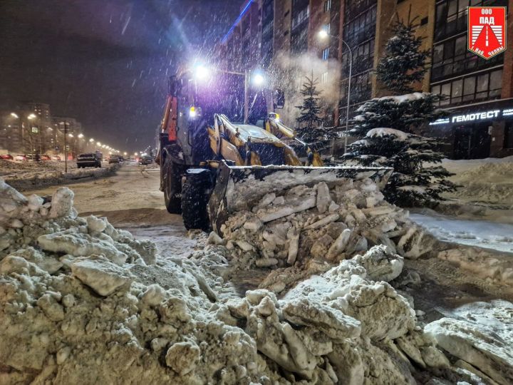 Глава ПАД проверил ночную уборку местных проездов в 63-м комплексе
