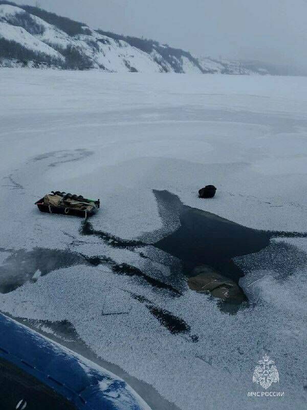 В Татарстане спасатели достали из полыньи на Волге тело утонувшего рыбака
