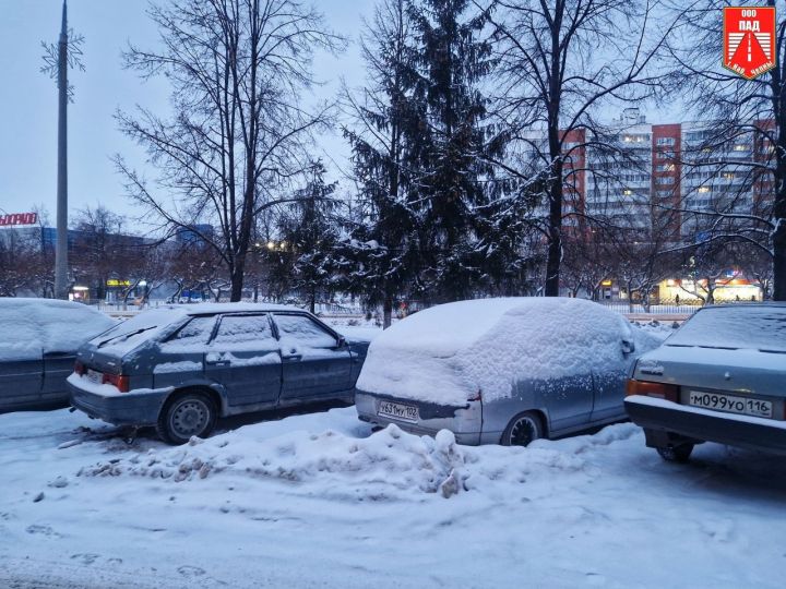 Эгоизм в сугробе: автовладельцы сорвали уборку снега в 7-м комплексе Челнов