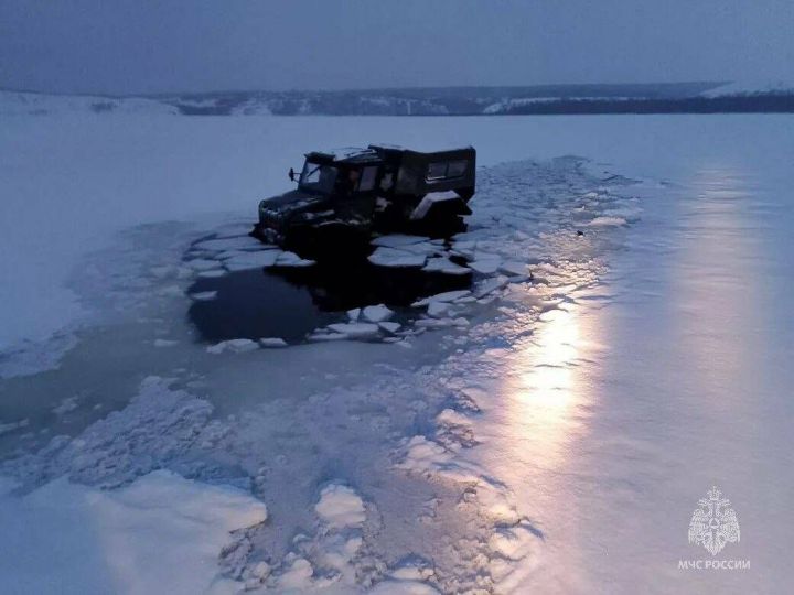 В Татарстане едва не погибли два рыбака, провалившиеся в Каму на вездеходе