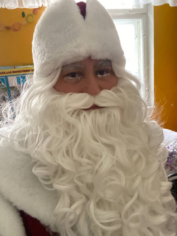 Челнинец после съемок в фильме «Илhам» играет на утренниках Деда Мороза