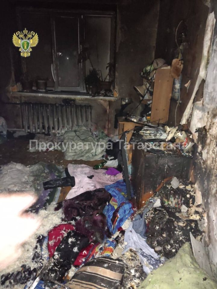 Двое детей пострадали при пожаре в бугульминском общежитии