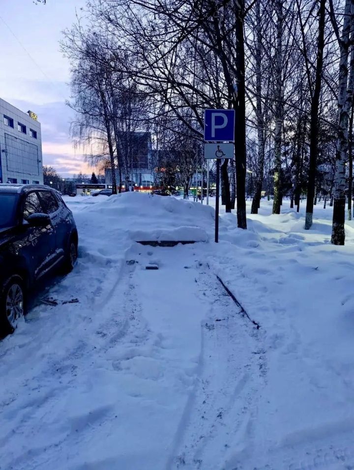 В Челнах для ветерана СВО обустроили парковочное место