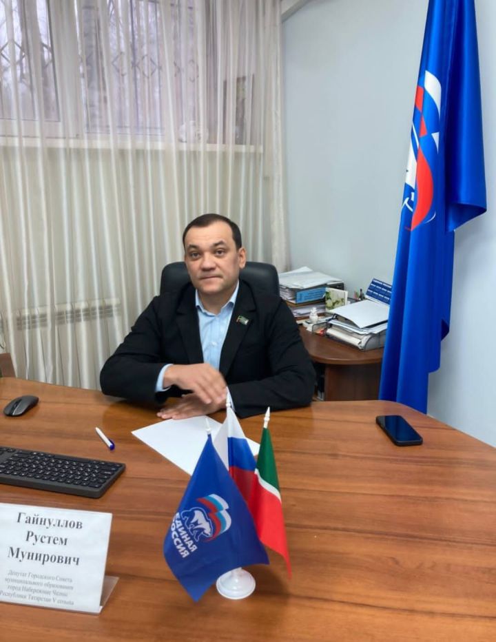 Депутат Горсовета Рустам Гайнуллов подарил подписку на «Челнинские известия» ветеранам