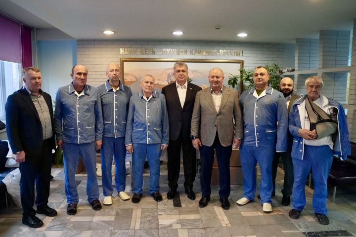 Наиль Магдеев посетил раненых бойцов из Татарстана в госпитале Бурденко