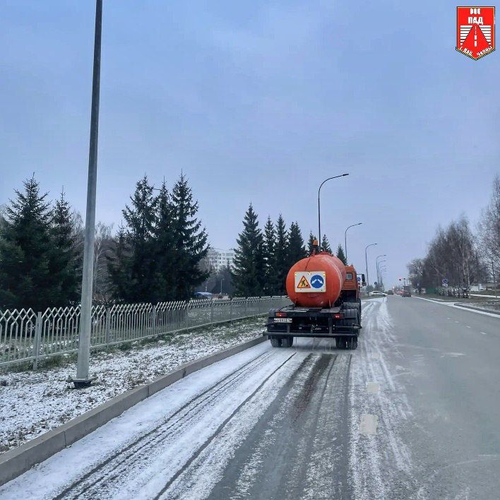 Борьба с гололедом: в Челнах дорожники приступили к зимней уборке улиц