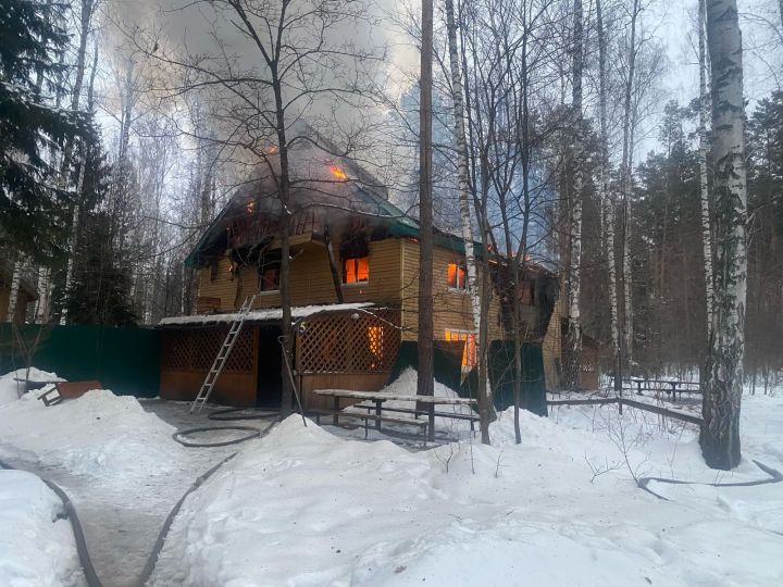 Виновата печка: в Тукаевском районе огонь уничтожил двухэтажный дом