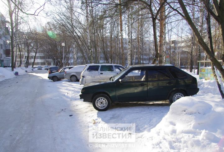 Юрист рассказал, кого могут наказать за прогрев машины во дворе