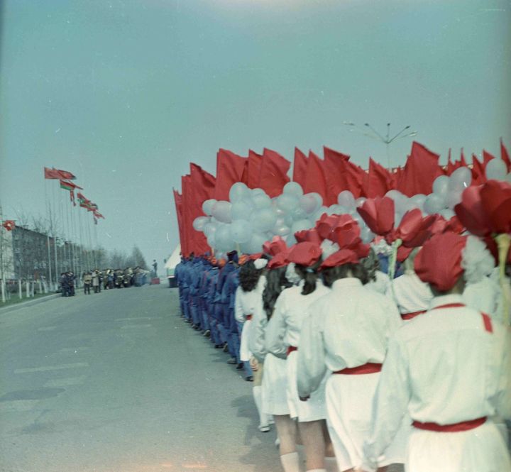 Удивительные кадры из прошлого: как отмечали 1 мая в Челнах в 1973 и 1983 годах Удивительные кадры из прошлого: как отмечали 1 мая в Челнах в 1973 и 1983 годах