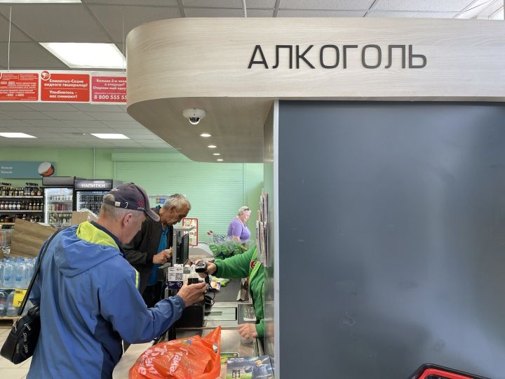 «Витрины не должны сверкать бутылками»: депутат выступает против открытой продажи алкоголя