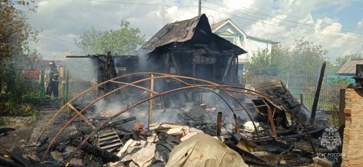 В Челнах на пожаре в садовом обществе погиб человек В Челнах на пожаре в садовом обществе погиб человек