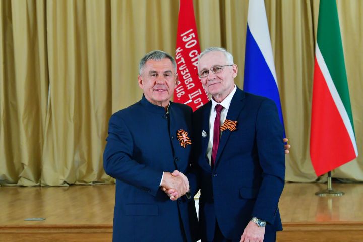 «Аж дыхание перехватило»: Минниханов наградил наладчика «КАМАЗа»