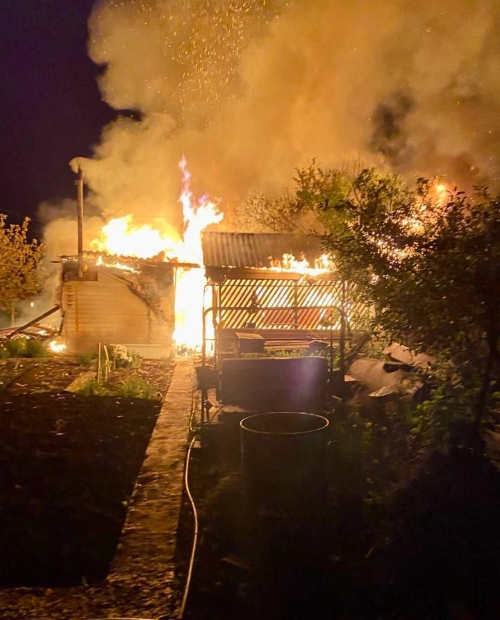 Хозяева спаслись чудом: в дачном домике взорвался газовый баллон