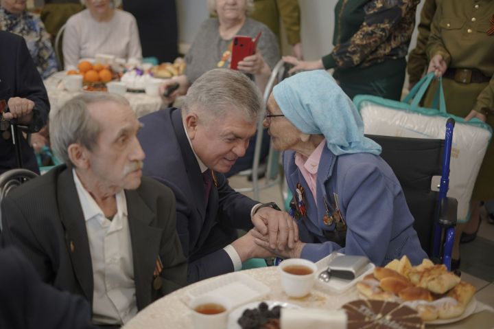 Мэр Челнов подарил пациентам Госпиталя ветеранов войн теплые одеяла Мэр Челнов подарил пациентам Госпиталя ветеранов войн теплые одеяла
