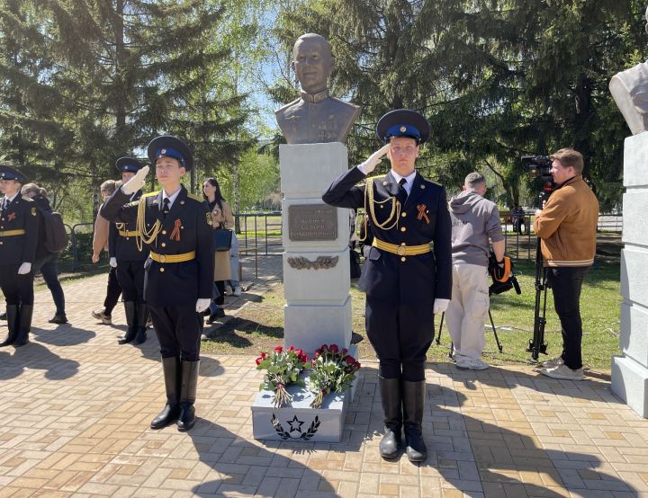 В Челнах открыли бюст Сергея Чебнева: это 12-я скульптура Аллеи Героев В Челнах открыли бюст Сергея Чебнева: это 12-я скульптура Аллеи Героев