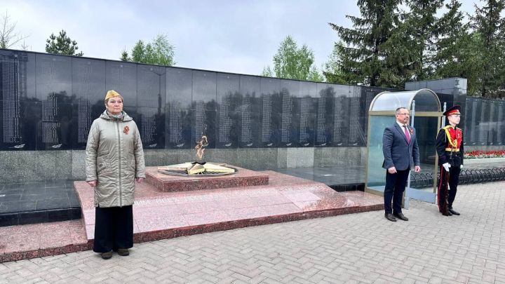 Тысячи челнинцев собрались с утра у мемориала «Родина-мать» Тысячи челнинцев собрались с утра у мемориала «Родина-мать»