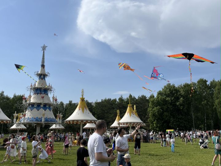В День защиты детей в небе над Челнами воспарили воздушные змеи В День защиты детей в небе над Челнами воспарили воздушные змеи