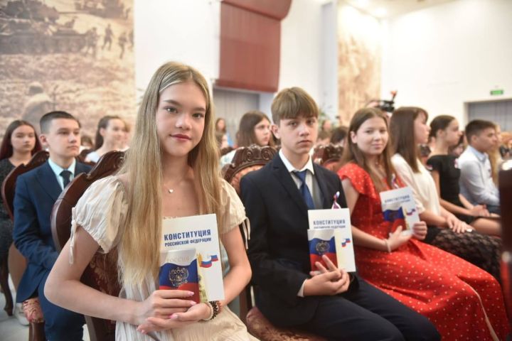 В Челнах 28 подростков получили паспорта из рук мэра