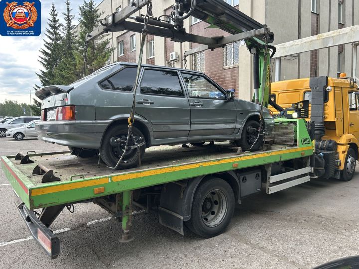 В Челнах накажут водителя, перевозившего подростков, высунувшихся из авто В Челнах накажут водителя, перевозившего подростков, высунувшихся из авто