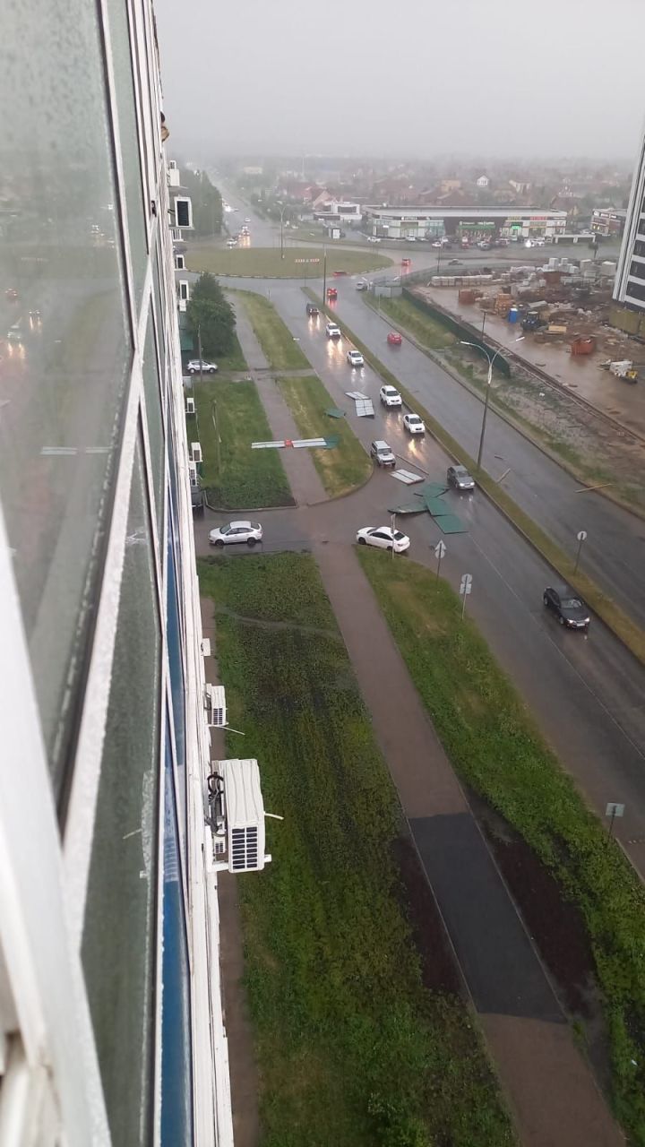 Последствия грозы: в Челнах со стройки самого высокого дома унесло забор Последствия грозы: в Челнах со стройки самого высокого дома унесло забор