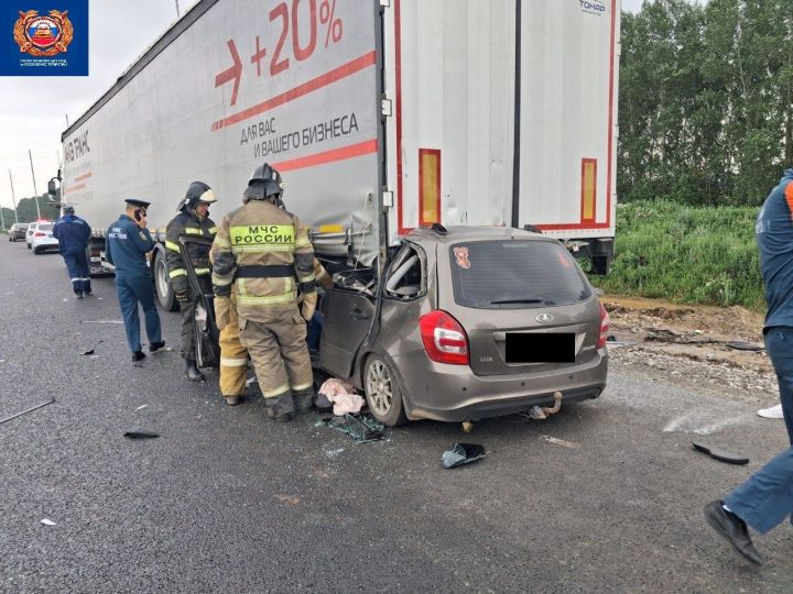 Смерть на дороге: в Татарстане водитель «Лады» врезался в грузовик на обочине