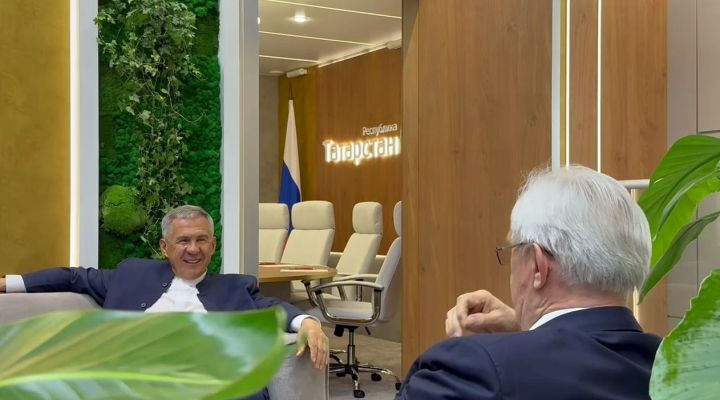 «По секрету»: Минниханов пообещал прокатиться на беспилотнике «КАМАЗа» по М-12 «По секрету»: Минниханов пообещал прокатиться на беспилотнике «КАМАЗа» по М-12
