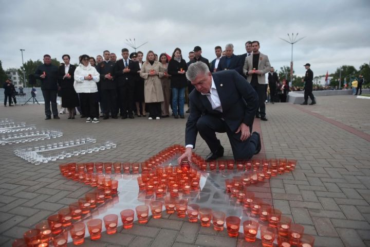 Свечи, велопробег и живые цветы: День памяти и скорби собрал у Вечного огня сотни челнинцев Свечи, велопробег и живые цветы: День памяти и скорби собрал у Вечного огня сотни челнинцев