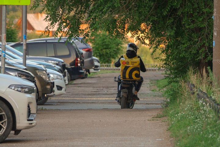 Челны на паузе: магазины без покупателей, курьеры без работы