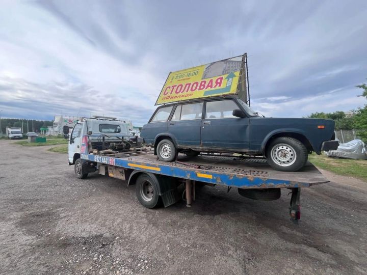 В Челнах на штрафстоянку уехала машина с рекламой на крыше В Челнах на штрафстоянку уехала машина с рекламой на крыше