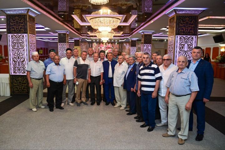 «Как молодые парни»: Рустам Минниханов показал фото с одногруппниками «Как молодые парни»: Рустам Минниханов показал фото с одногруппниками