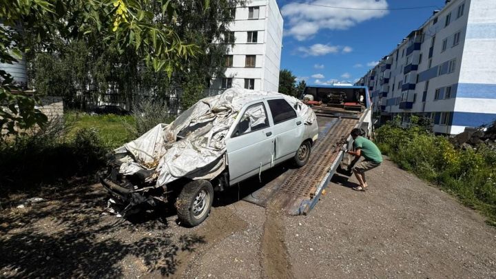 Из поселка ЗЯБ вывезли автомобиль, который мешал «Нашему двору» Из поселка ЗЯБ вывезли автомобиль, который мешал «Нашему двору»