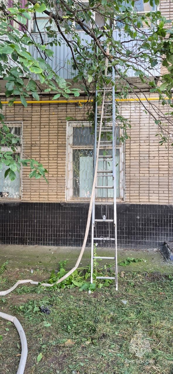 В Челнах 17-летнего парня спасли из горящей квартиры по лестнице