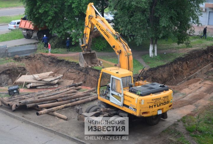 Свищ под дорогой: в Челнах остаются без горячей воды 10 домов Свищ под дорогой: в Челнах остаются без горячей воды 10 домов