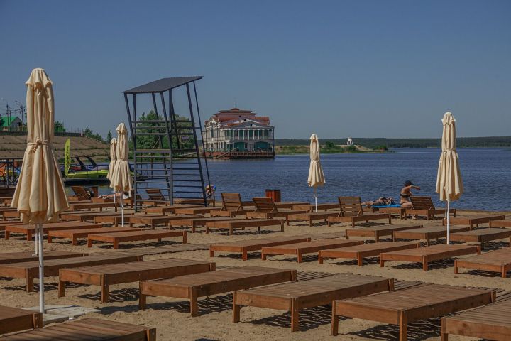 Дожди против бизнеса: новый пляж на ГЭСе пустует из-за непогоды
