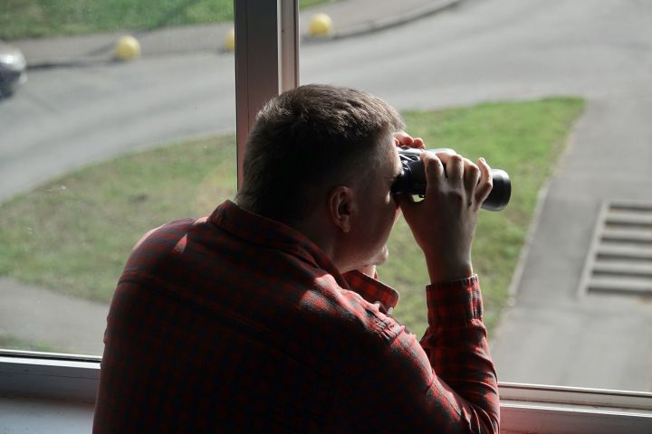 «Он следил за мной в бинокль»: истории тех, кто вырвался из токсичного брака