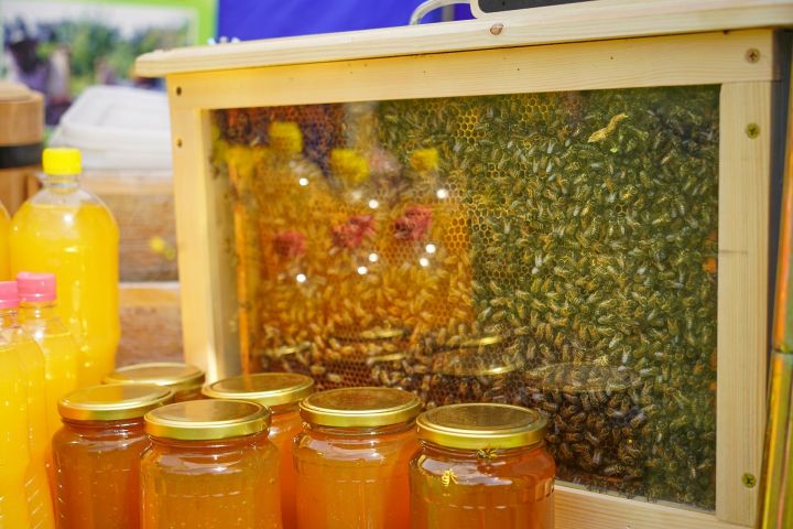 В Медовый спас освящают мед и пекут медовые пряники