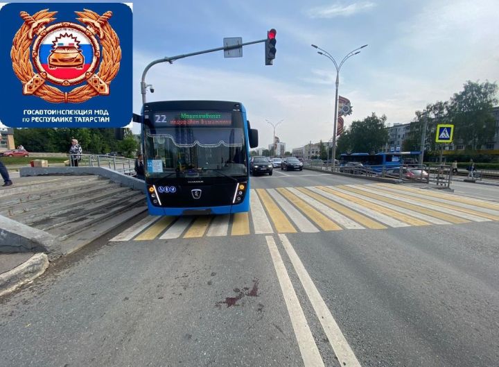 В Набережных Челнах пенсионерка попала под автобус