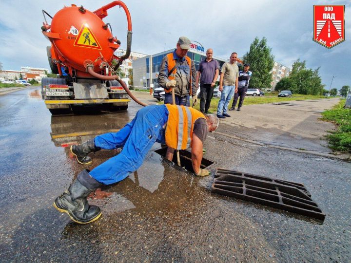 7 кубов воды и грязи: что нашли дорожники ПАДа в забитом дождеприемнике