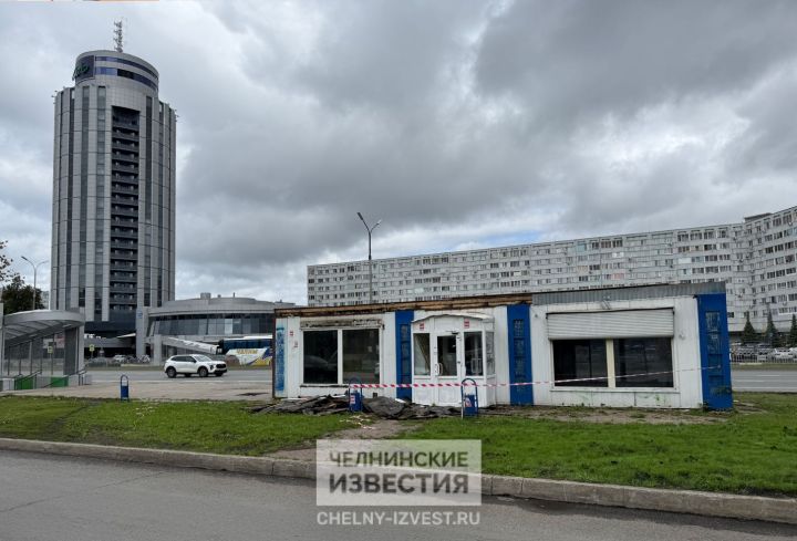 В Челнах сносят торговый павильон на остановке