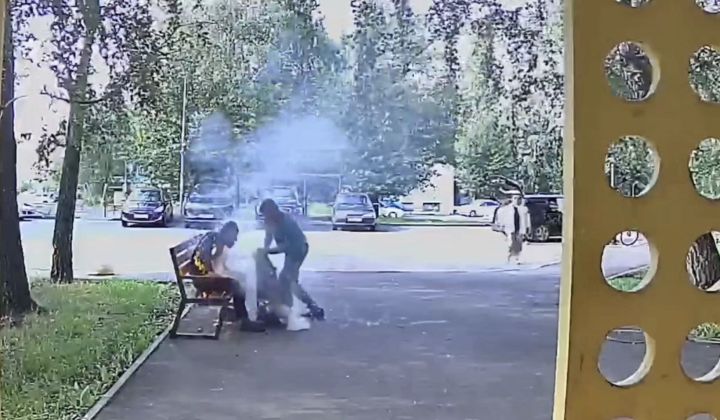 В Челнах очевидец потушил горящего человека В Челнах очевидец потушил горящего человека