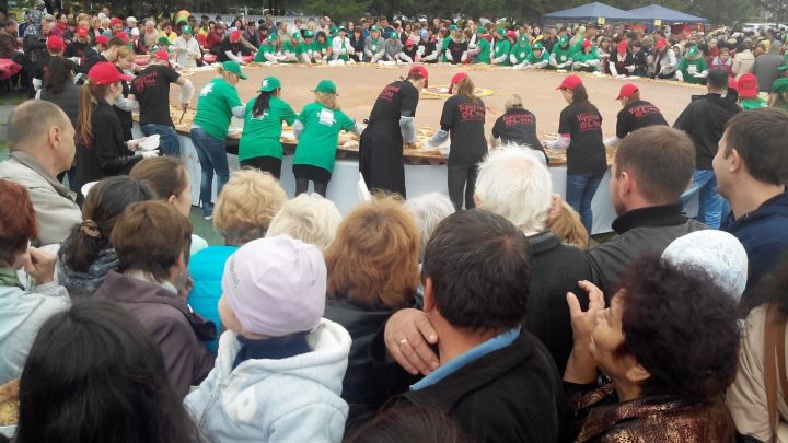 Ровно 10 лет назад жителей Челнов накормили яблочным пирогом с лопаты Ровно 10 лет назад жителей Челнов накормили яблочным пирогом с лопаты