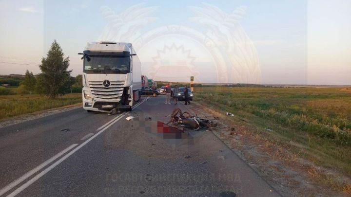 Лужа крови: в Татарстане мотоциклист погиб, врезавшись в фуру Лужа крови: в Татарстане мотоциклист погиб, врезавшись в фуру