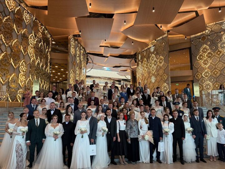 45 пар со всего Татарстана одновременно создали семьи в День Республики