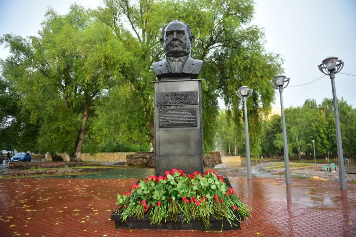 Наиль Магдеев возложил цветы к памятнику Евгению Батенчуку
