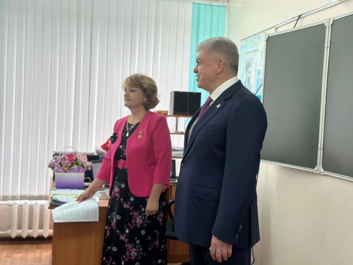 Счастье ребенка - в ногах учителя: мэр Челнов пришел на линейку в школу №19