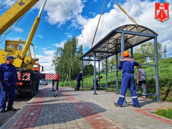 На проспекте Яшьлек устанавливают новые остановочные павильоны На проспекте Яшьлек устанавливают новые остановочные павильоны