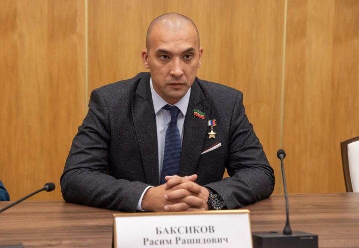 Герой России Расим Баксиков проходит недельную стажировку в Минспорта РТ