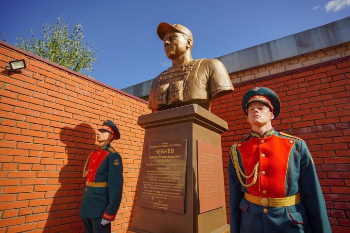 В Казани открыли памятник Сергею Чебневу, который вывел из окружения 300 бойцов